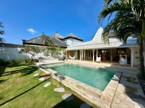 The White Joglo a stylish 3BDR Villa with Pool 2 min from the beach